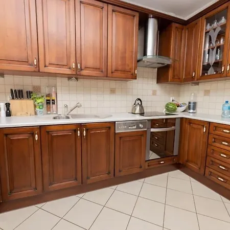 Delightful Apartment In Romania דירה *
